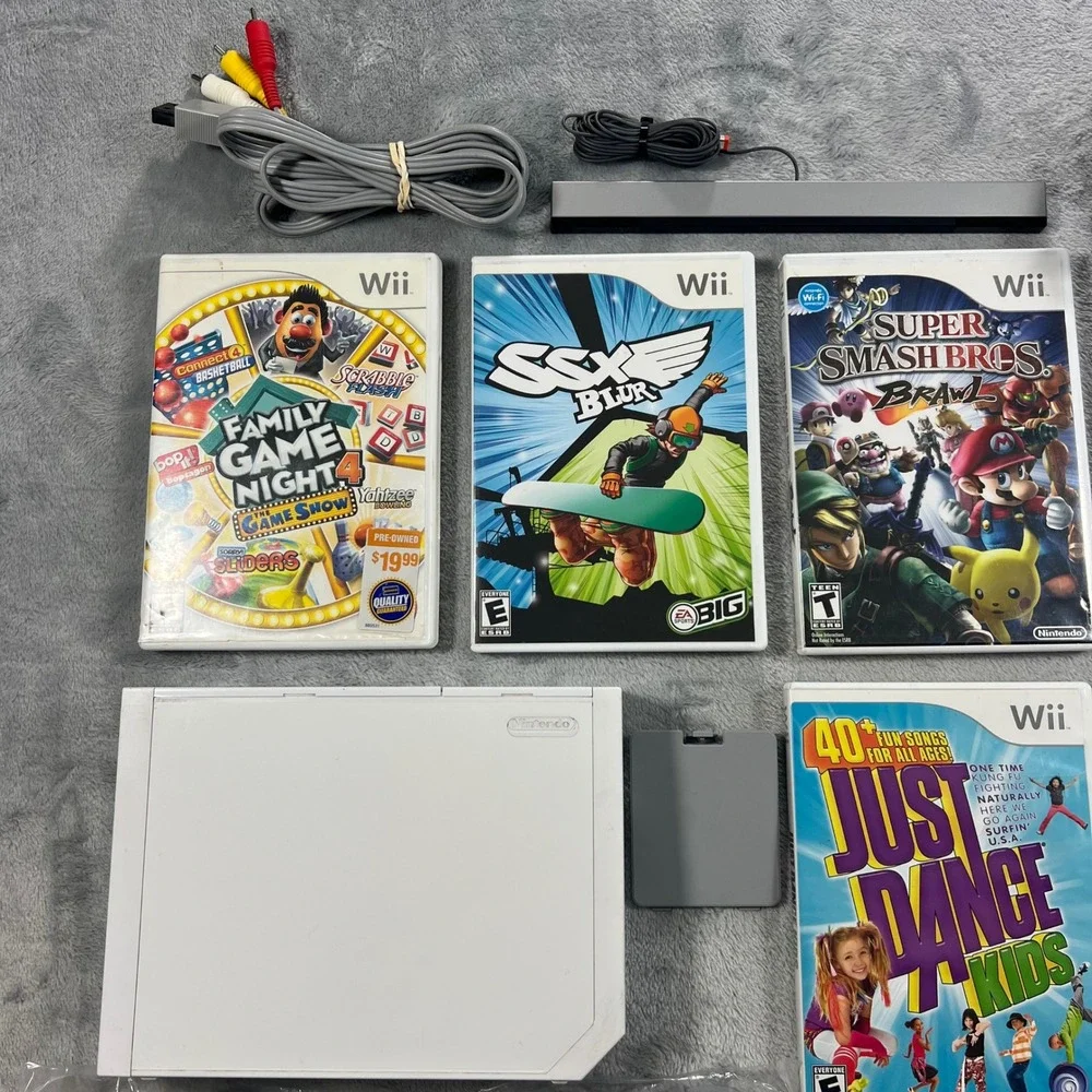 Nintendo Wii Bundle White Console 6‎ Games 2 Remotes Nunchucks Balance Board